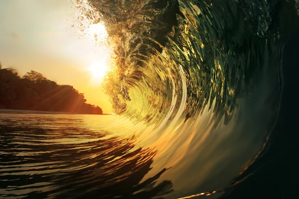 Piękny Ocean surfing fala przy zachód słońca plaża — Zdjęcie stockowe