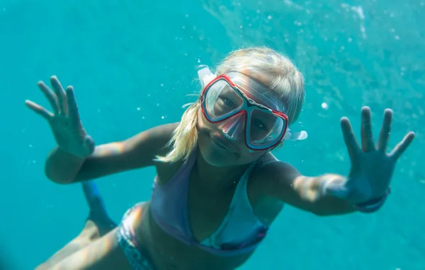 En sju yo små söta blonda flickan bär glass mask under vattnet i havet — Stockfoto