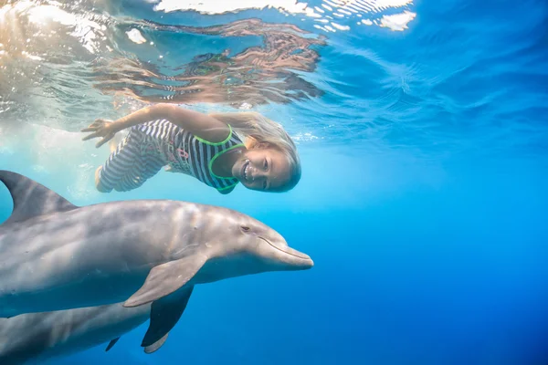 Una chica buceando con delfines en el mar Rojo — Foto de Stock