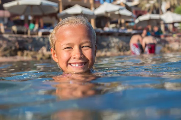 Deniz suyu beach yakınındaki gülümseyen yedi yaşında sevimli sarışın kız — Stok fotoğraf