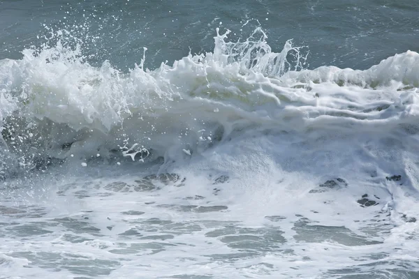 Espuma branca de ondas shorebreak — Fotografia de Stock