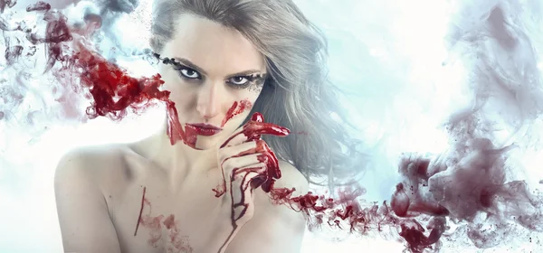 Kameraya bakan güzel bir kadının yaratıcı stüdyo portresi