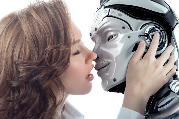 Una hermosa mujer besándose robot — Foto de Stock