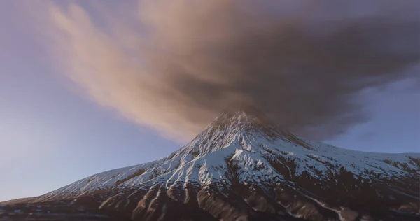 Vulkanberg Solnedgången Dimmigt Ljus Med Moln Ovanför — Stockfoto