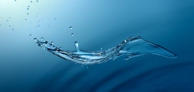 Mavi arkaplan tasarım makro elementi üzerine su sıçraması