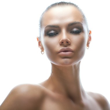 Temiz ciltli genç bir kadın.