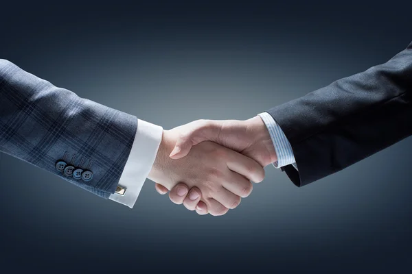 Handshake biznesmenów na ciemny — Zdjęcie stockowe