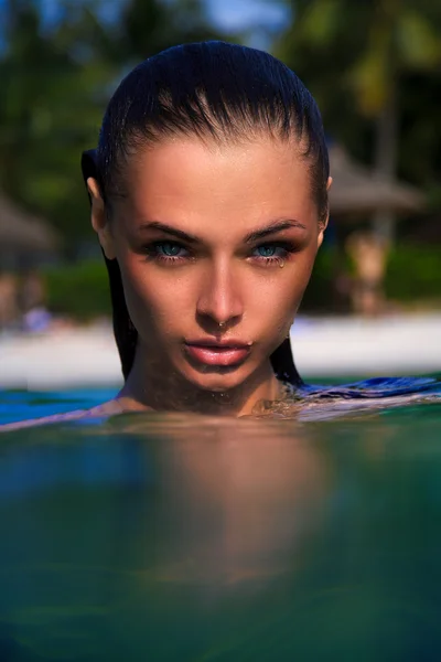 Młoda brunetka dama w wodzie — Zdjęcie stockowe