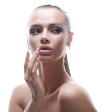 Temiz ciltli genç bir kadın.