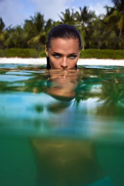 Junge brünette Frau im Wasser — Stockfoto