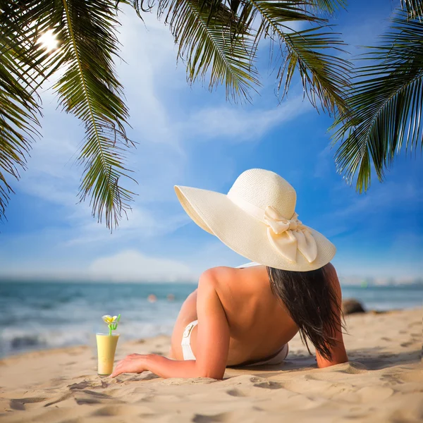 Woman in hat on sandy beach — Stock Photo, Image