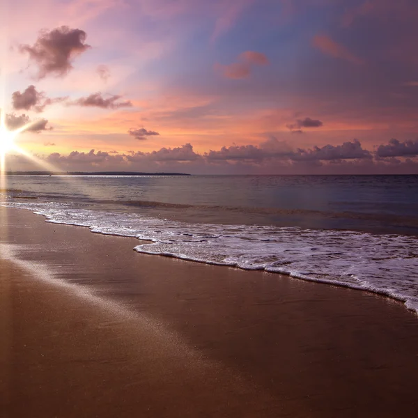 Beach with sea foam on sand — Stock Photo, Image