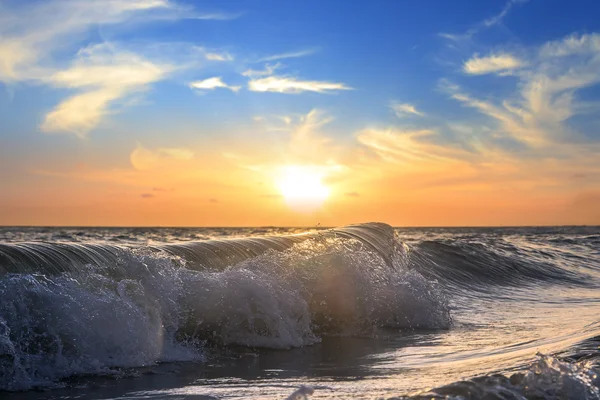 Pôr do sol tropical com ondas — Fotografia de Stock