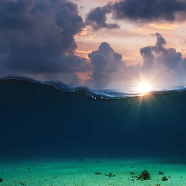 Sous l'eau profonde avec des nuages de coucher de soleil — Photo