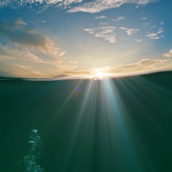 Onderwater deel en zonsondergang dakraam — Stockfoto