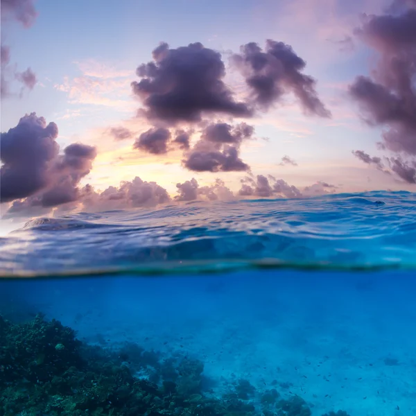 Kalme zee met bewolkte hemel — Stockfoto