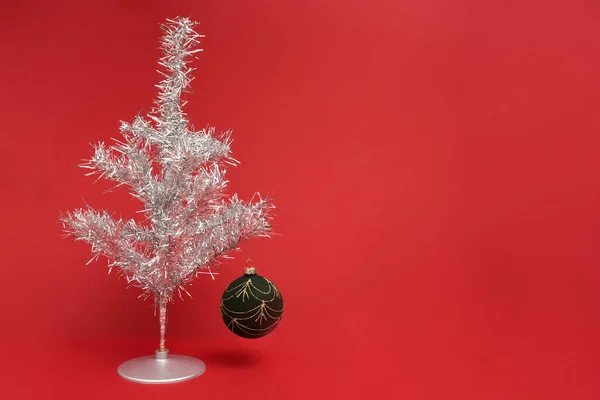 Photograph Retro Tinsel Christmas Tree Red Background — Stock Photo, Image