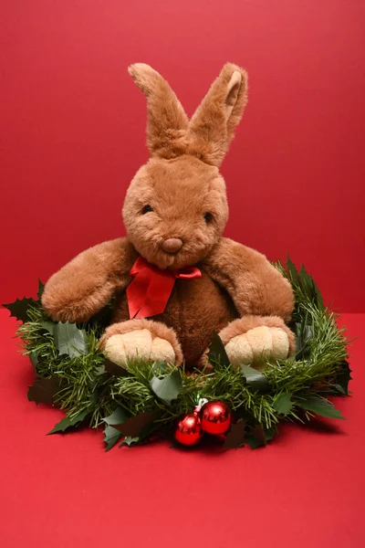 Lapin Jouet Doux Noël Longue Oreille Sur Fond Rouge Assis — Photo