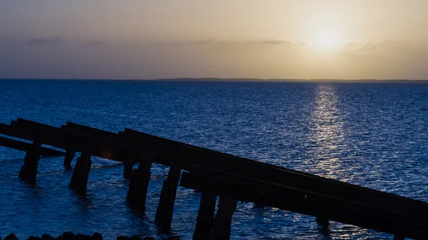 Hermosa puesta de sol en un lago en los Países Bajos , — Foto de Stock