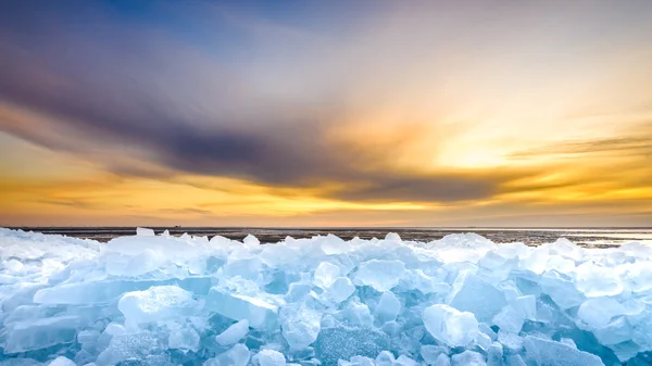 Morceaux de glace dérivante au coucher du soleil, IJsselmeer, Pays-Bas — Photo