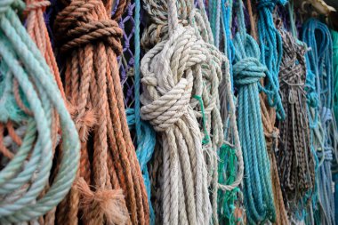 Deniz arka plan. Eski renkli closeup halatlar, eski demirleme.