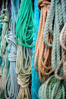 Deniz arka plan. Eski renkli closeup halatlar, eski demirleme.