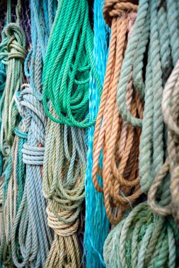 Deniz arka plan. Eski renkli closeup halatlar, eski demirleme.