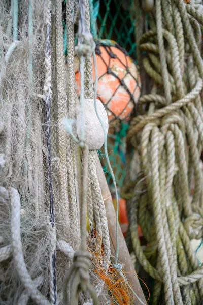 Sfondo nautico. Primo piano di vecchie corde di ormeggio colorate, Vecchio — Foto Stock