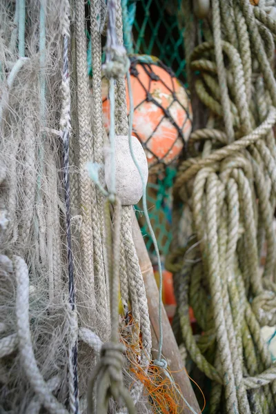 Sfondo nautico. Primo piano di vecchie corde di ormeggio colorate, Vecchio — Foto Stock