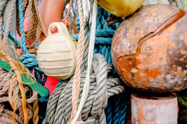 Sfondo nautico. Primo piano di vecchie corde di ormeggio colorate, Vecchio — Foto Stock