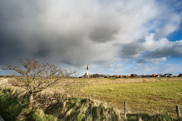 Tipica chiesa bianca nel paesaggio dell'isola, Texel, Olanda — Foto Stock