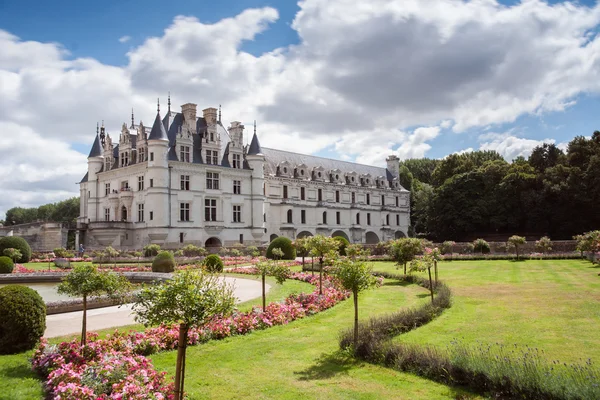 Chateau de Chenonceau spanning the River Cher in the Loire Valle — Stock Photo, Image