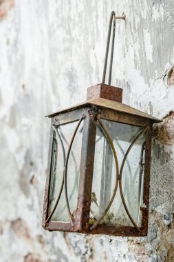 Kırmızı paslı vintage fener asılı Close-up.