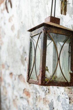 Kırmızı paslı vintage fener asılı Close-up.