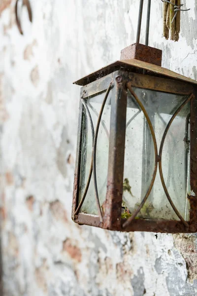 Kırmızı paslı vintage fener asılı Close-up.