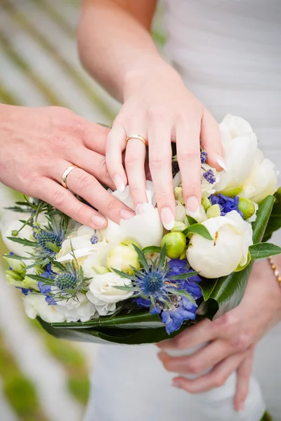 Recién casados mostrando sus anillos de boda . — Foto de Stock