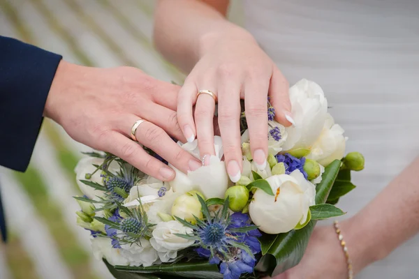 Casal recém-casados mostrando seus anéis de casamento . — Fotografia de Stock