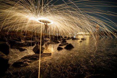 Çelik yün fotoğrafçılığı, çelik yüne ışık tutup havada döndürerek karanlık gece gökyüzünü aydınlatan kıvılcımlar yaratmayı ve uzun süre maruz kalındığında ışık desenleri yaratmayı içerir..