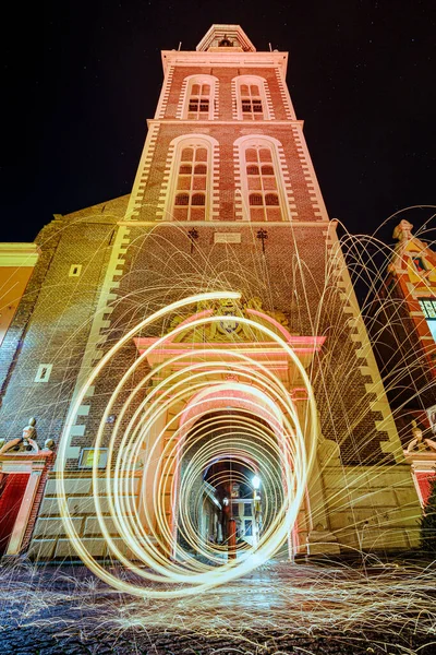 Çelik yün fotoğrafçılığı, çelik yüne ışık tutup havada döndürerek karanlık gece gökyüzünü aydınlatan kıvılcımlar yaratmayı ve uzun süre maruz kalındığında ışık desenleri yaratmayı içerir..