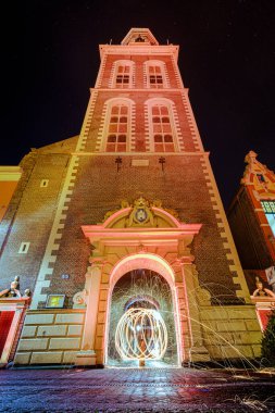 Çelik yün fotoğrafçılığı, çelik yüne ışık tutup havada döndürerek karanlık gece gökyüzünü aydınlatan kıvılcımlar yaratmayı ve uzun süre maruz kalındığında ışık desenleri yaratmayı içerir..