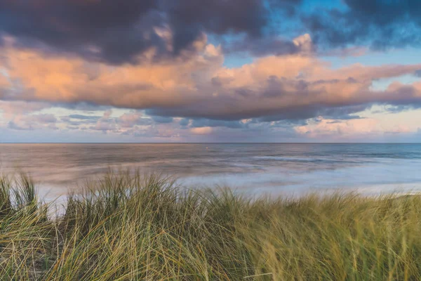 Hollanda Nın Kuzey Denizi Kıyı Şeridi Üzerinde Kümülüs Bulutlarıyla Dalgalanan — Stok fotoğraf