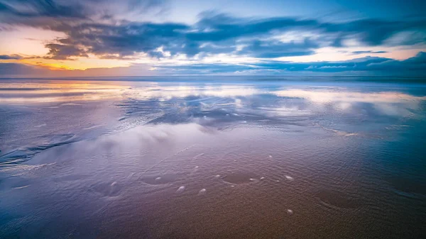 Paisagem Marítima Pôr Sol Com Reflexo Nuvens Águas Maré Baixa — Fotografia de Stock