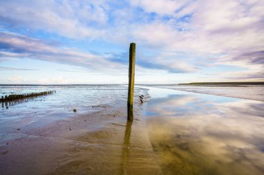 Bu unutulmuş eski liman, Teksas 'taki Cocksdorp köyünün yakınında UNESCO Wadden Denizi' nin ortasında yer almaktadır..