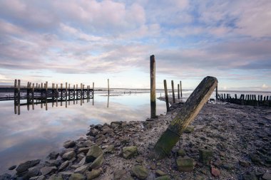 Bu unutulmuş eski liman, Teksas 'taki Cocksdorp köyünün yakınında UNESCO Wadden Denizi' nin ortasında yer almaktadır..