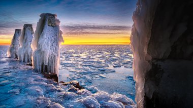 Buz gibi donmuş su, kış boyunca Hollanda sahillerinde rüzgâr ve dalgalar tarafından yaratıldı.