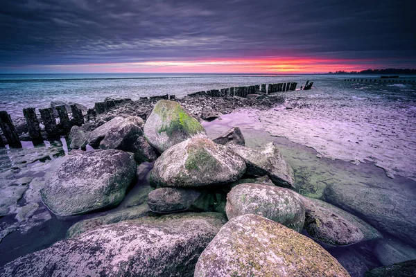 早朝の夕暮れ時にオランダの湖にある大きな岩の石 — ストック写真