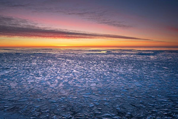 Gökyüzünde Bulutlarda Güzel Günbatımı Renkleri Buz Kalıpları Doku Soğuk Kış — Stok fotoğraf