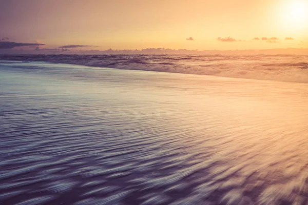 Atardecer Tranquilo Tranquilo Playa Con Hermosos Reflejos Sobre Agua Mar — Foto de Stock
