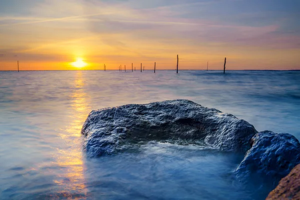 Zonsondergang Boven Nederlands Ijsselmeer Met Rotsblokken Voorgrond Ijsselmeer Flevoland Nederland — Stockfoto