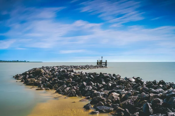 Hollanda Gölü Ndeki Eski Bir Balıkçı Limanının Bazalt Bloklarıyla Esneyin — Stok fotoğraf